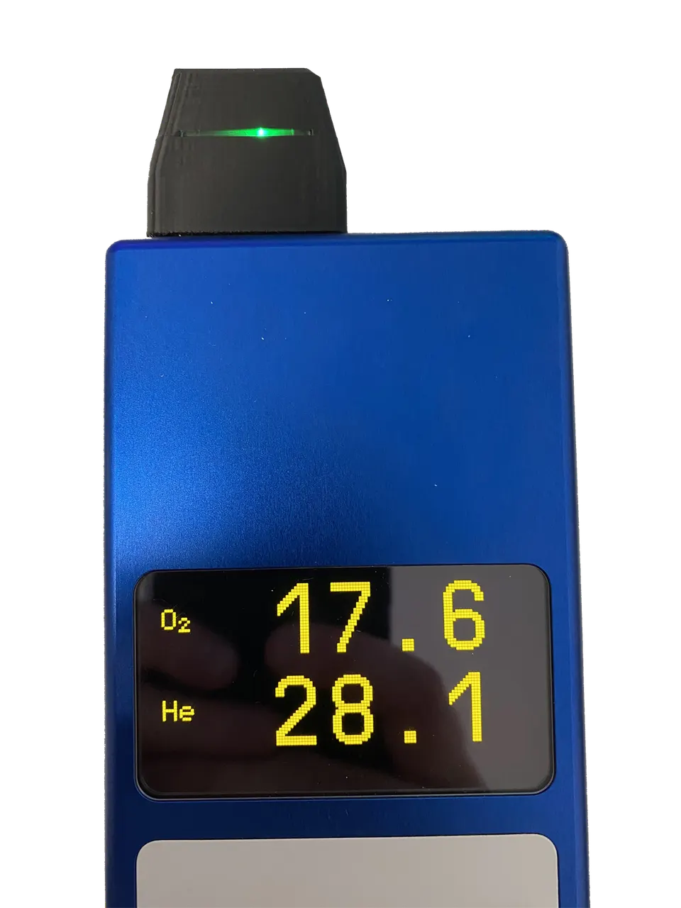 Trimix Analyser Connector attached to a Divesoft analyser showing oxygen and helium readings
